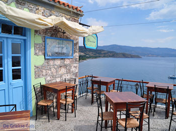 Schitterend terras van restaurant Sansibal in Molyvos - Foto van https://www.grieksegids.nl/fotos/eilandlesbos/350pixels/eiland-lesbos-foto-214.jpg