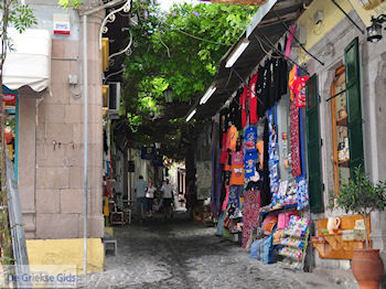 De smalle straatjes en steegjes van Molyvos foto 6 - Foto van https://www.grieksegids.nl/fotos/eilandlesbos/350pixels/eiland-lesbos-foto-226.jpg