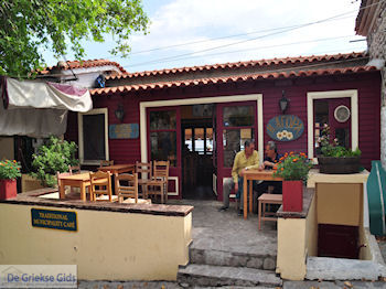 Traditionele Griekse cafe (Kafeneion) in Molyvos - Foto van https://www.grieksegids.nl/fotos/eilandlesbos/350pixels/eiland-lesbos-foto-228.jpg