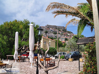 Het kasteel van Molyvos gezien vanaf Olive Press - Foto van https://www.grieksegids.nl/fotos/eilandlesbos/350pixels/eiland-lesbos-foto-237.jpg