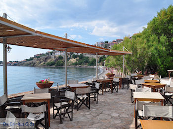 Terras restaurant cafetaria Olive Press te Molyvos - Foto van https://www.grieksegids.nl/fotos/eilandlesbos/350pixels/eiland-lesbos-foto-238.jpg