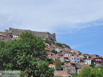 Molyvos kasteel op de top van de heuvel - Foto van https://www.grieksegids.nl/fotos/eilandlesbos/350pixels/eiland-lesbos-foto-239.jpg