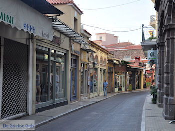 Winkelstraat Mytilini foto 1 - Foto van https://www.grieksegids.nl/fotos/eilandlesbos/350pixels/eiland-lesbos-foto-285.jpg