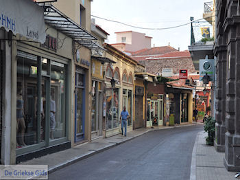 Winkelstraat Mytilini foto 2 - Foto van https://www.grieksegids.nl/fotos/eilandlesbos/350pixels/eiland-lesbos-foto-286.jpg