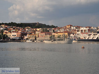 Aan de haven van Mytilini - Foto van https://www.grieksegids.nl/fotos/eilandlesbos/350pixels/eiland-lesbos-foto-292.jpg