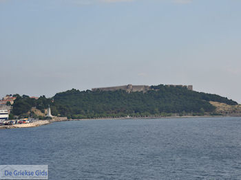 Het kasteel in de bosrijke omgeving in Mytilini - Foto van https://www.grieksegids.nl/fotos/eilandlesbos/350pixels/eiland-lesbos-foto-338.jpg