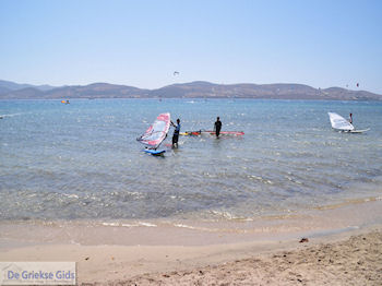 Pounta (Kitesurfen tussen Paros en Antiparos) | Griekenland foto 1 - Foto van https://www.grieksegids.nl/fotos/eilandparos/350px/fotos-paros-128.jpg