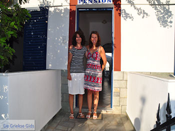 Wendy en Renate, Pension Rena Parikia | Paros - Foto van https://www.grieksegids.nl/fotos/eilandparos/350px/fotos-paros-349.jpg