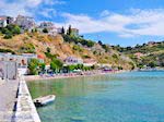 Het strand aan de haven van Pythagorion - Eiland Samos - Foto van De Griekse Gids