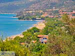 Het strand van Kampos (Votsalakia) ligt in een groenrijke omgeving - Eiland Samos - Foto van De Griekse Gids