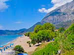 Strand Kampos (Votsalakia) met daarachter het Kerkis-gebergte - Eiland Samos - Foto van De Griekse Gids