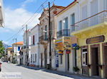 Traditionele gebouwen langs de hoofdweg in Karlovassi - Eiland Samos - Foto van De Griekse Gids