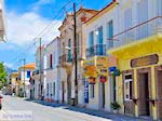 Traditionele gebouwen langs de hoofdweg in Karlovassi - Eiland Samos - Foto van De Griekse Gids