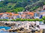 Traditionele gebouwen langs de hoofdweg in Agios Konstandinos - Eiland Samos - Foto van De Griekse Gids