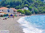 Aan het kiezelstrand van Kokkari - Eiland Samos - Foto van De Griekse Gids