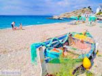 Vissersbootje aan het strand van Kokkari - Eiland Samos - Foto van De Griekse Gids