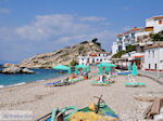 Ligbedden en strandstoelen aan strand Kokkari - Eiland Samos - Foto van De Griekse Gids