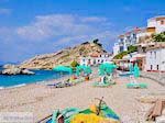 Ligbedden en strandstoelen aan strand Kokkari - Eiland Samos - Foto van De Griekse Gids