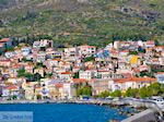 Huizen aan de berghellingen bij Samos stad - Eiland Samos - Foto van De Griekse Gids