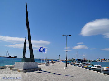Beeld aan Pythagoras gewijd - Pythagorion Samos - Eiland Samos - Foto van https://www.grieksegids.nl/fotos/eilandsamos/350pixels/eiland-samos-foto-011.jpg