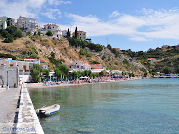 Het strand aan de haven van Pythagorion - Eiland Samos - Foto van https://www.grieksegids.nl/fotos/eilandsamos/350pixels/eiland-samos-foto-013.jpg