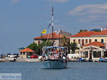 Toeristische boot aan de haven van Pythagorion - Eiland Samos - Foto van https://www.grieksegids.nl/fotos/eilandsamos/350pixels/eiland-samos-foto-014.jpg
