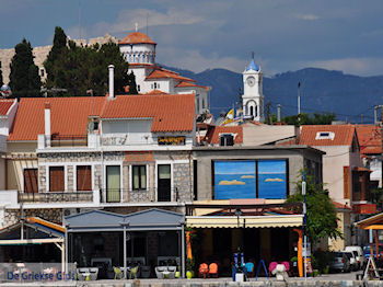 Terrasjes in Pythagorion - Eiland Samos - Foto van https://www.grieksegids.nl/fotos/eilandsamos/350pixels/eiland-samos-foto-015.jpg