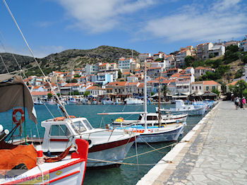Vissersbootjes aan de haven van het schilderachtige Pythagorion - Eiland Samos - Foto van https://www.grieksegids.nl/fotos/eilandsamos/350pixels/eiland-samos-foto-016.jpg