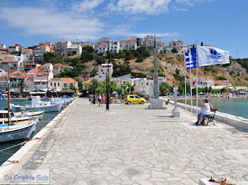 Pythagoras monument in Pythagorion - Eiland Samos - Foto van https://www.grieksegids.nl/fotos/eilandsamos/350pixels/eiland-samos-foto-017.jpg