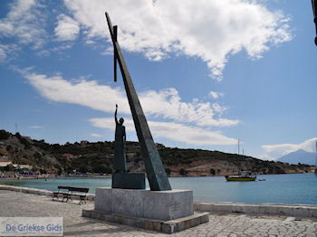 Pythagoras monument aan de haven van Pythagorion - Eiland Samos - Foto van https://www.grieksegids.nl/fotos/eilandsamos/350pixels/eiland-samos-foto-018.jpg