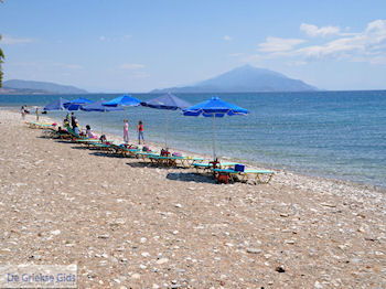 Het zand-kiezelstrand bij Heraion (Ireon) - Eiland Samos - Foto van https://www.grieksegids.nl/fotos/eilandsamos/350pixels/eiland-samos-foto-030.jpg