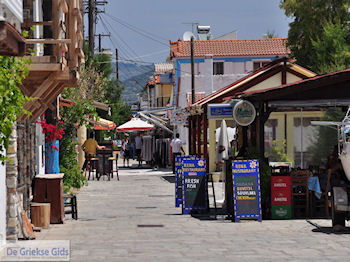 Straatje in Heraion (Ireon) - Eiland Samos - Foto van https://www.grieksegids.nl/fotos/eilandsamos/350pixels/eiland-samos-foto-033.jpg