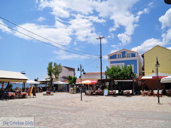 Het gezellige dorpsplein van Heraion (Ireon) - Eiland Samos - Foto van https://www.grieksegids.nl/fotos/eilandsamos/350pixels/eiland-samos-foto-038.jpg