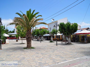 Dorpsplein Heraion (Ireon) - Eiland Samos - Foto van https://www.grieksegids.nl/fotos/eilandsamos/350pixels/eiland-samos-foto-040.jpg