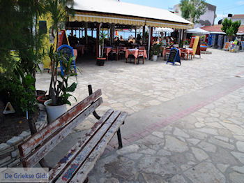 Zitbankje dorpsplein Heraion (Ireon) - Eiland Samos - Foto van https://www.grieksegids.nl/fotos/eilandsamos/350pixels/eiland-samos-foto-041.jpg