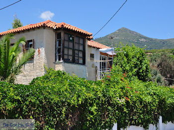 Huis in het Kampos gebied (Votsalakia) - Eiland Samos - Foto van https://www.grieksegids.nl/fotos/eilandsamos/350pixels/eiland-samos-foto-058.jpg