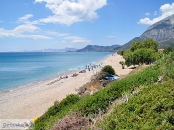 Het langgerekte strand van Kampos (Votsalakia) - Eiland Samos - Foto van https://www.grieksegids.nl/fotos/eilandsamos/350pixels/eiland-samos-foto-059.jpg