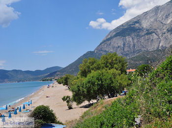 Strand Kampos (Votsalakia) met daarachter het Kerkis-gebergte - Eiland Samos - Foto van https://www.grieksegids.nl/fotos/eilandsamos/350pixels/eiland-samos-foto-061.jpg