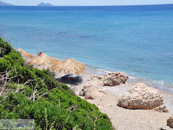 Votsalakia (Kampos) strand, in de verte Samiopoula-eiland - Eiland Samos - Foto van https://www.grieksegids.nl/fotos/eilandsamos/350pixels/eiland-samos-foto-063.jpg