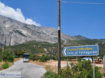 De grot van Pythagoras bij Kampos (Votsalakia) - Eiland Samos - Foto van https://www.grieksegids.nl/fotos/eilandsamos/350pixels/eiland-samos-foto-064.jpg