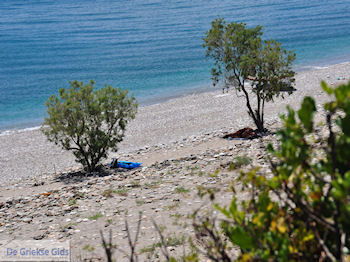 Een verlaten kiezelstrand bij Kampos (Votsalakia)  - Eiland Samos - Foto van https://www.grieksegids.nl/fotos/eilandsamos/350pixels/eiland-samos-foto-066.jpg