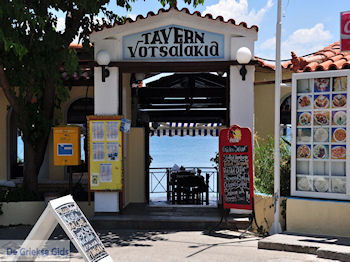 Doorkijk Taverna Votsalakia (Kampos) - Eiland Samos - Foto van https://www.grieksegids.nl/fotos/eilandsamos/350pixels/eiland-samos-foto-071.jpg