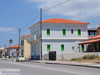 Karlovassi huizen langs de weg - Eiland Samos - Foto van https://www.grieksegids.nl/fotos/eilandsamos/350pixels/eiland-samos-foto-076.jpg