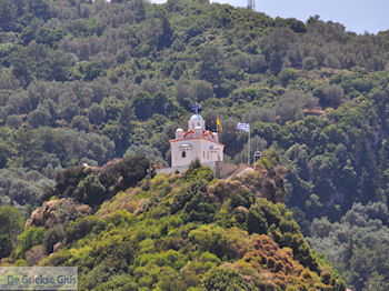 De kerk van de Heilige Maria op de top van het heuveltje in Karlovassi - Eiland Samos - Foto van https://www.grieksegids.nl/fotos/eilandsamos/350pixels/eiland-samos-foto-079.jpg