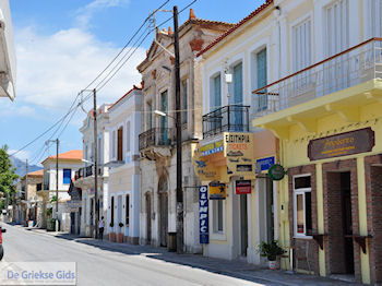 Traditionele gebouwen langs de hoofdweg in Karlovassi - Eiland Samos - Foto van https://www.grieksegids.nl/fotos/eilandsamos/350pixels/eiland-samos-foto-083.jpg