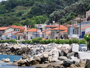 Traditionele gebouwen langs de hoofdweg in Agios Konstandinos - Eiland Samos - Foto van https://www.grieksegids.nl/fotos/eilandsamos/350pixels/eiland-samos-foto-091.jpg