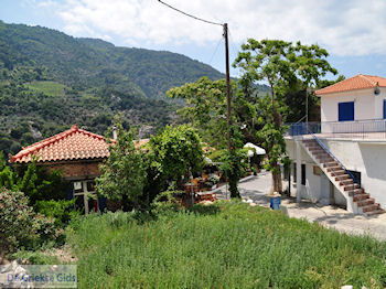 Manolates ligt in een schitterende natuuromgeving - Eiland Samos - Foto van https://www.grieksegids.nl/fotos/eilandsamos/350pixels/eiland-samos-foto-103.jpg