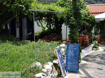 Taverna in Manolates - Eiland Samos - Foto van https://www.grieksegids.nl/fotos/eilandsamos/350pixels/eiland-samos-foto-106.jpg