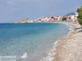 Kiezelstrand Kokkari - Eiland Samos - Foto van https://www.grieksegids.nl/fotos/eilandsamos/350pixels/eiland-samos-foto-130.jpg