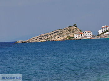 Kokkari vanaf het strand - Eiland Samos - Foto van https://www.grieksegids.nl/fotos/eilandsamos/350pixels/eiland-samos-foto-131.jpg